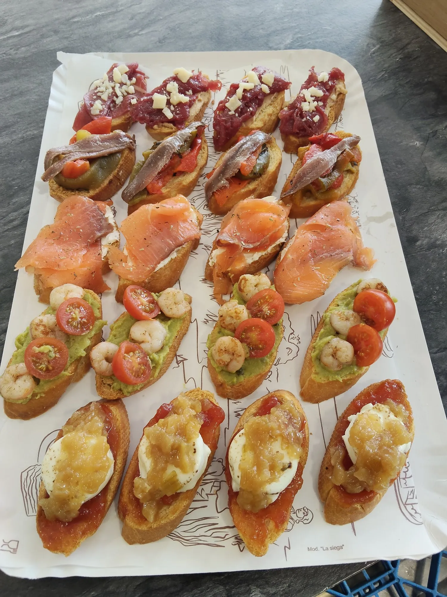 Bandeja de montaditos de Dulce Valery: anchoas, salmón, aguacate con gamba y tomate cherry