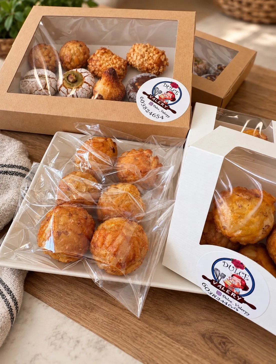 Cajas y bolsitas de panellets de Dulce Valery con su pegatina