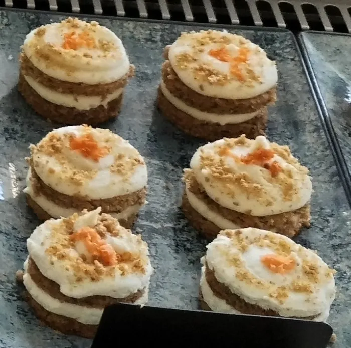 Pastelitos de carrot cake con crema y zanahoria