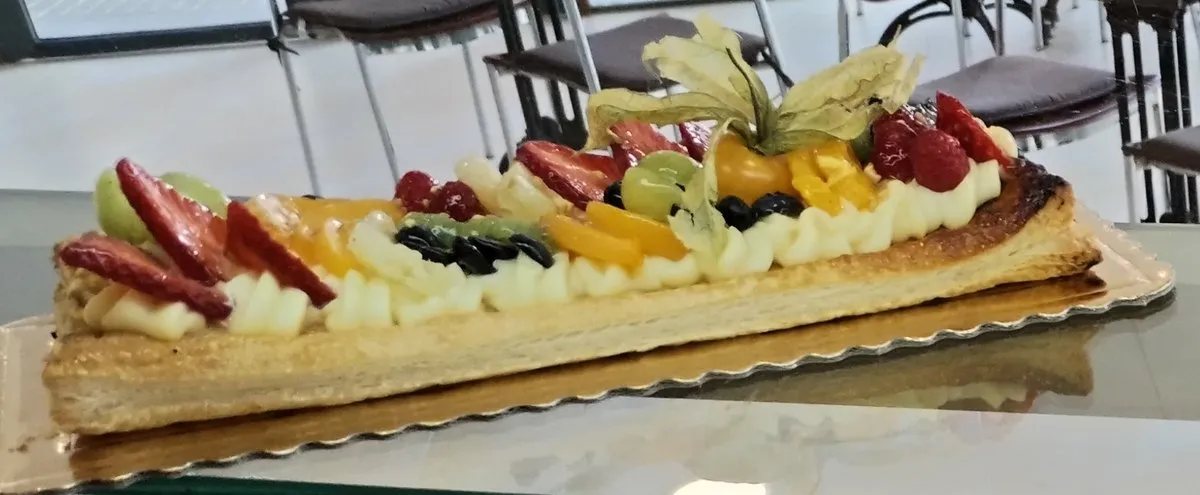 Full de hojaldre con crema y fruta fresca en la vitrina