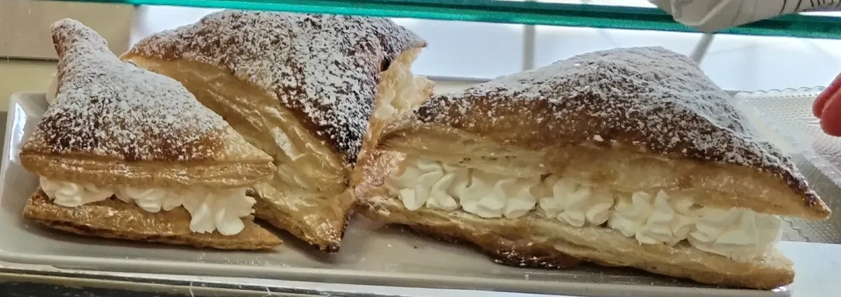 Triángulos de hojaldre rellenos de nata