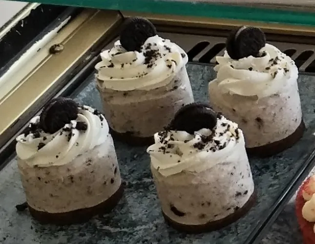 Vasitos de mousse de oreo con nata y galleta