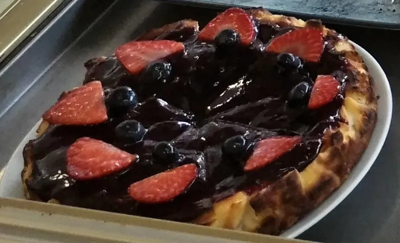 Tarta de queso con arándanos y fresas