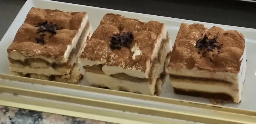 Porciones de tiramisú con cacao