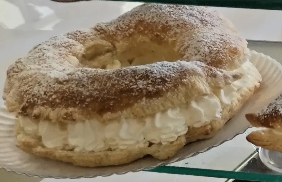 Tortel de hojaldre relleno de nata con azúcar glas