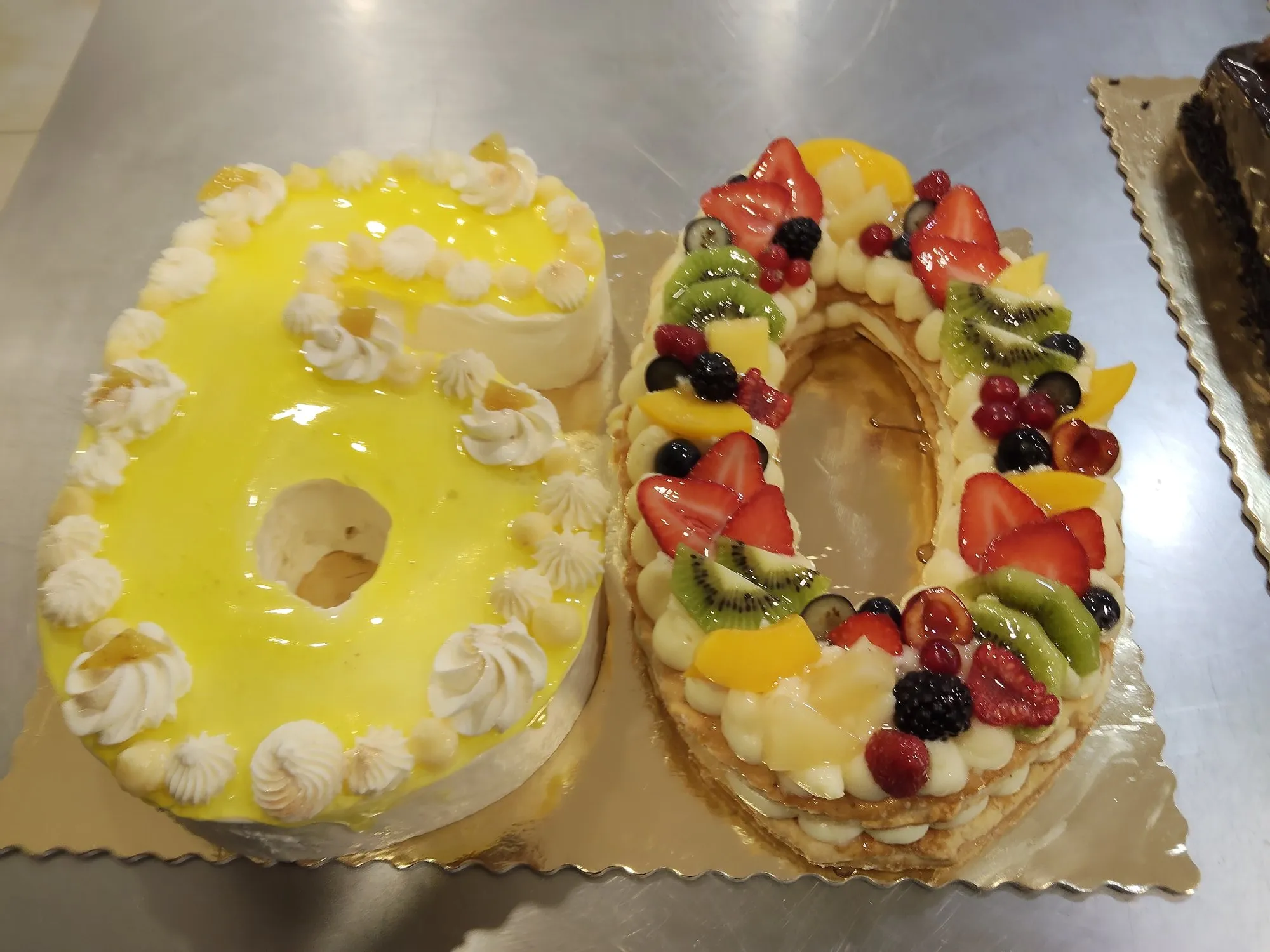 Tarta con forma de 60, una cifra de limón y otra con fruta fresca
