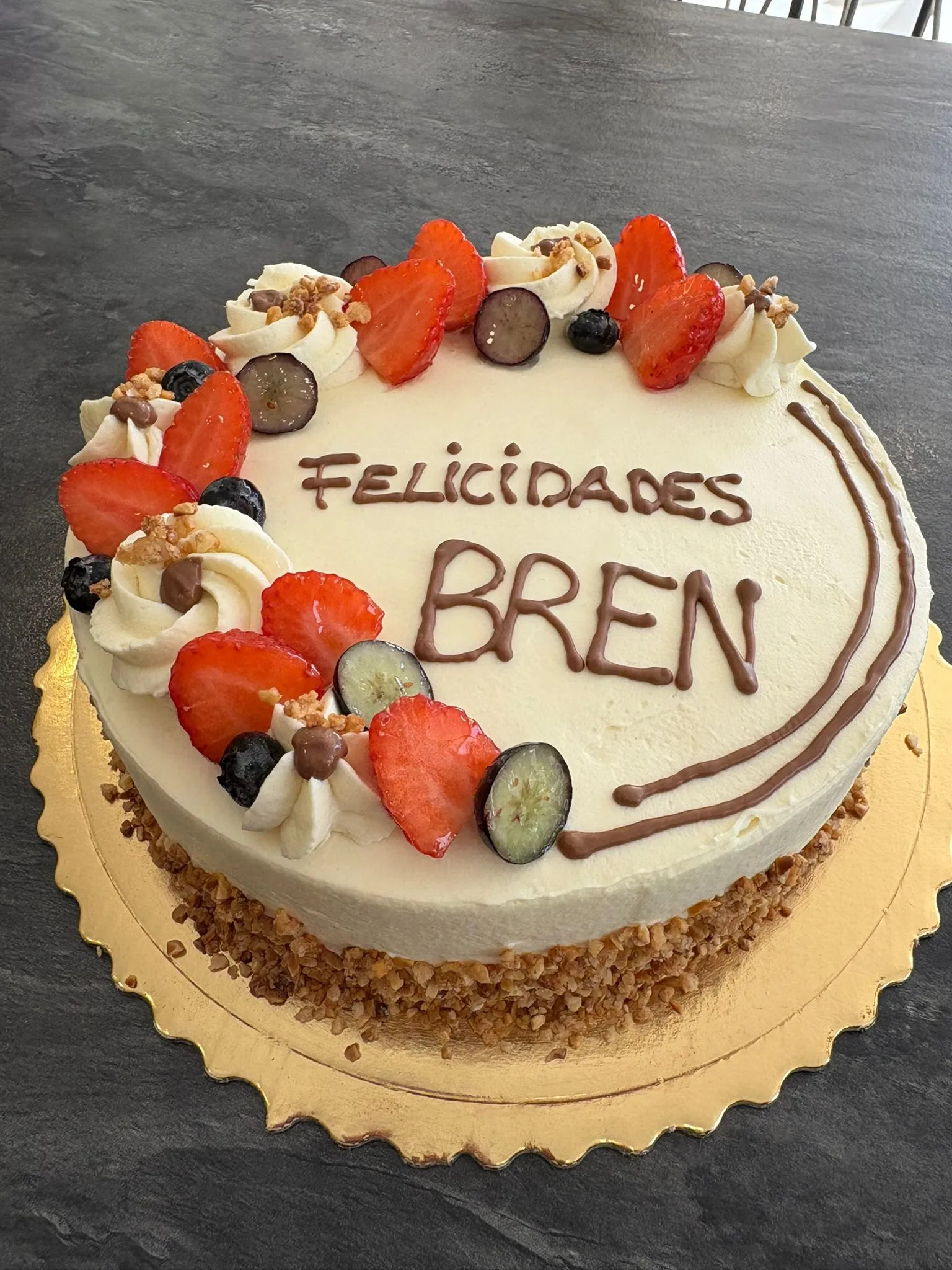 Tarta de cumpleaños con fresas, arándanos y rosetas de nata