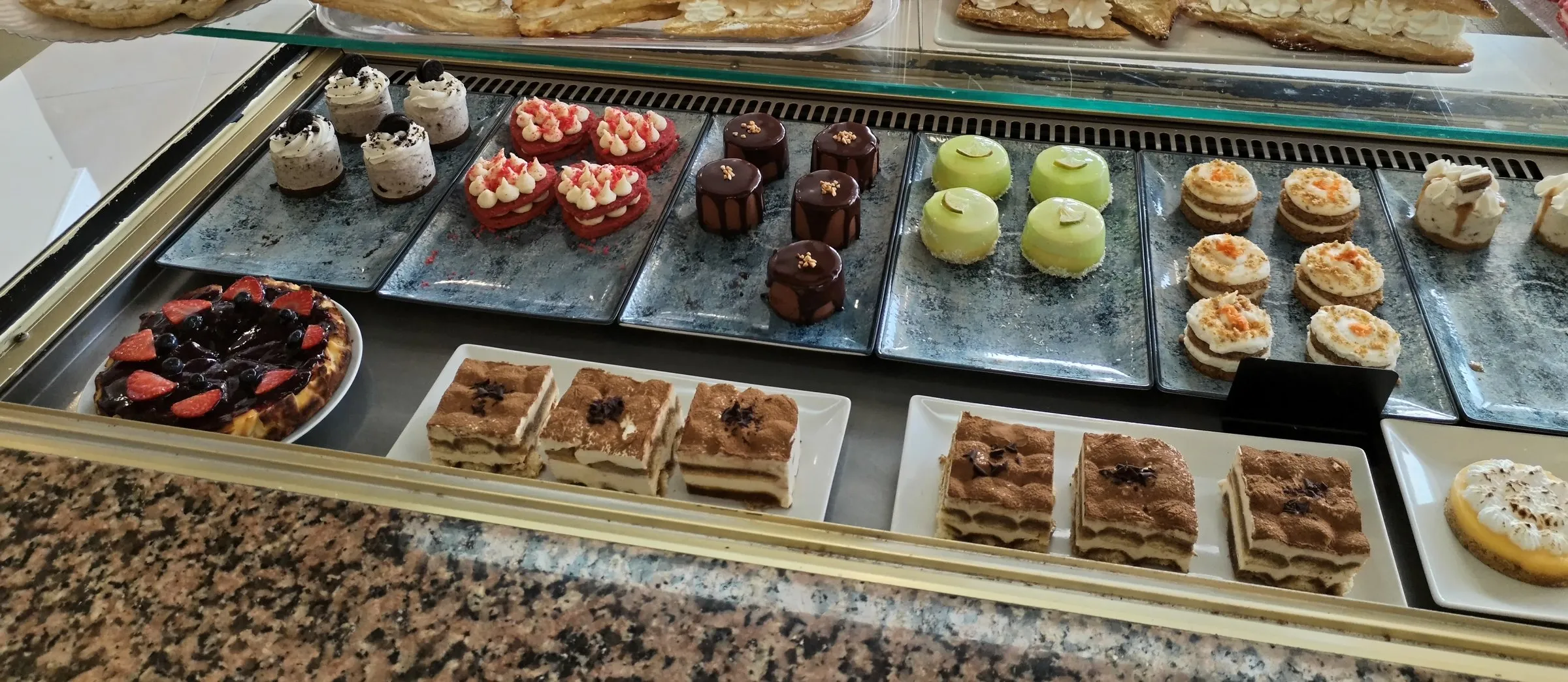 La vitrina de postres: corazones de red velvet, oreo, chocolate, carrot cake, tiramisú y tarta de queso